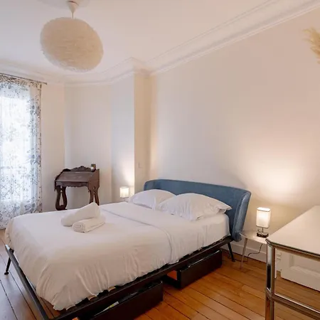 Near Eiffel Tower 1br 4p Charming